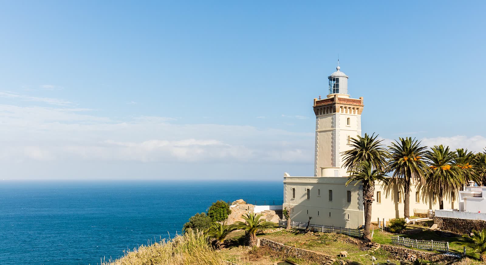 Cap Spartel — Le cap où l'Atlantique rencontre la Méditerranée, avec son phare emblématique.