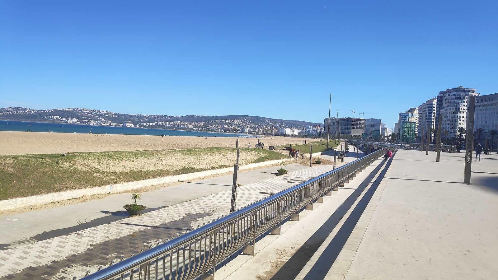 La Corniche — Longue promenade en bord de mer, palmiers et brise atlantique.