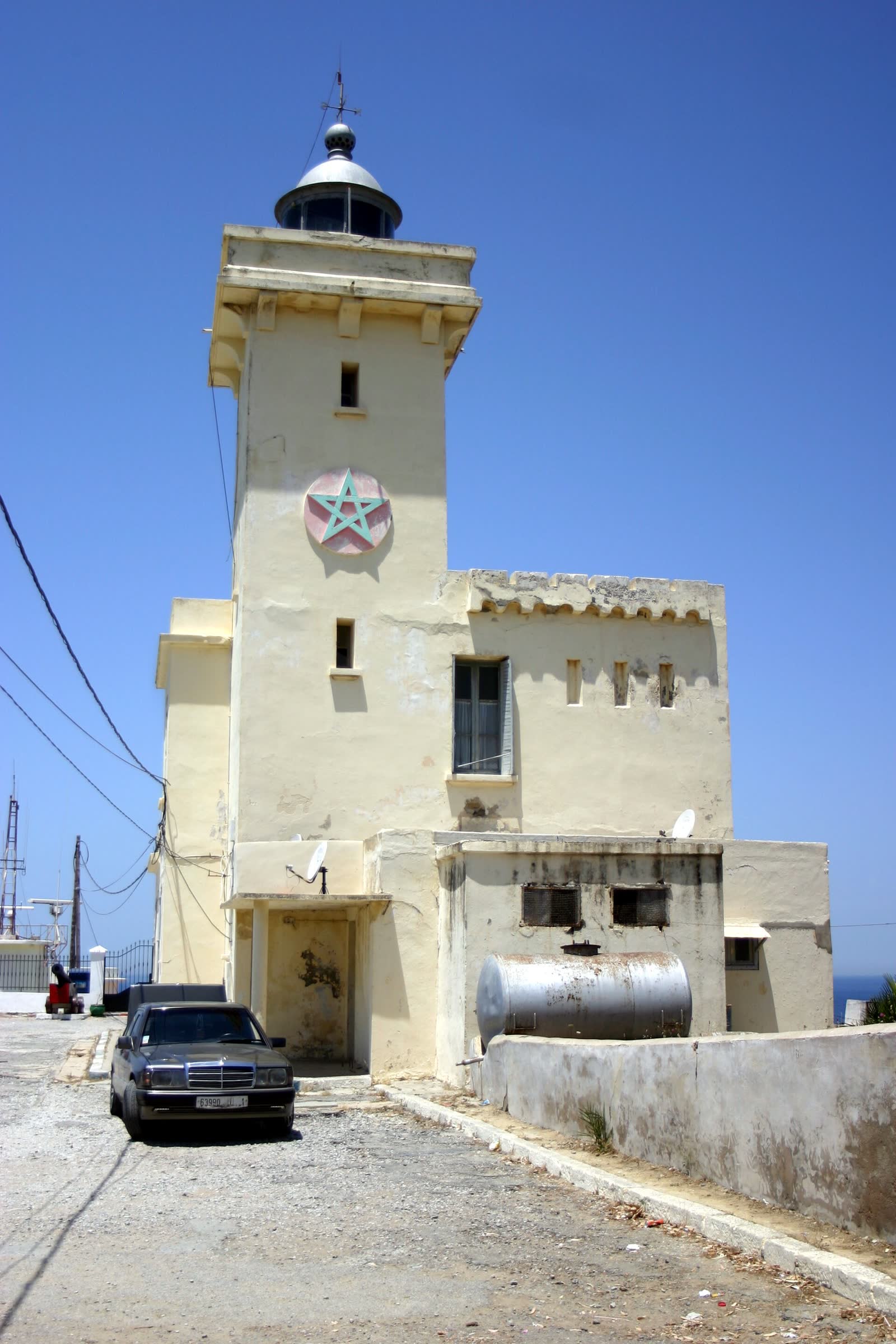 Cap Malabata — Le phare blanc face à la baie de Tanger et au détroit.