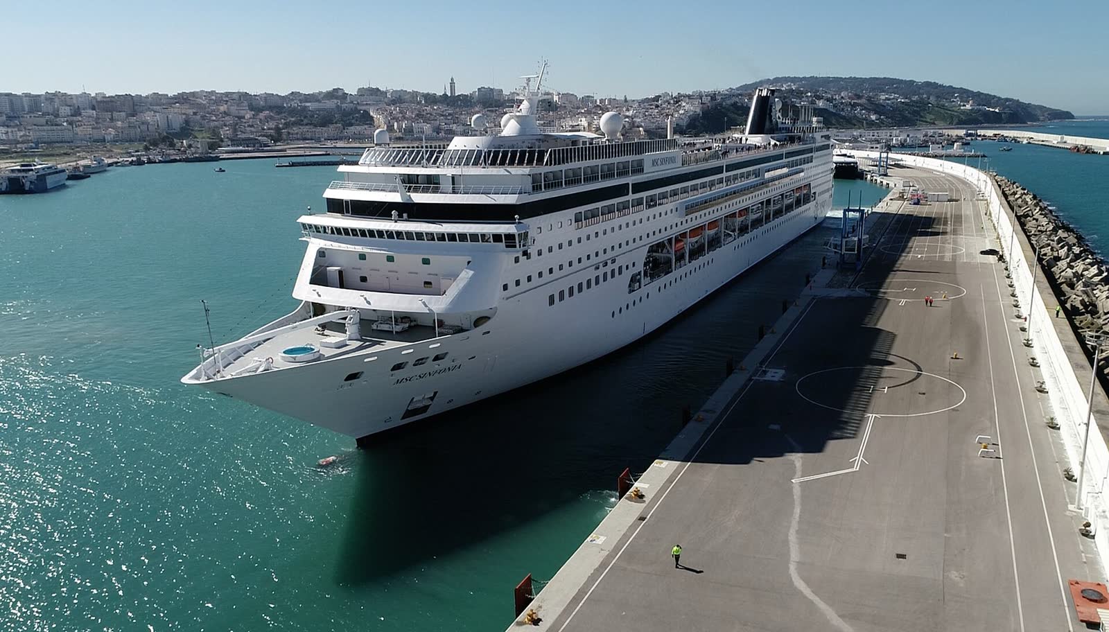 Tanger Marina Bay — Le port de plaisance moderne avec restaurants et vues sur la baie.