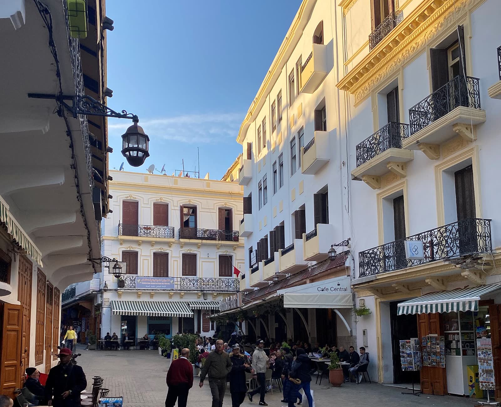 Petit Socco — La petite place mythique de la médina, entourée de cafés littéraires.